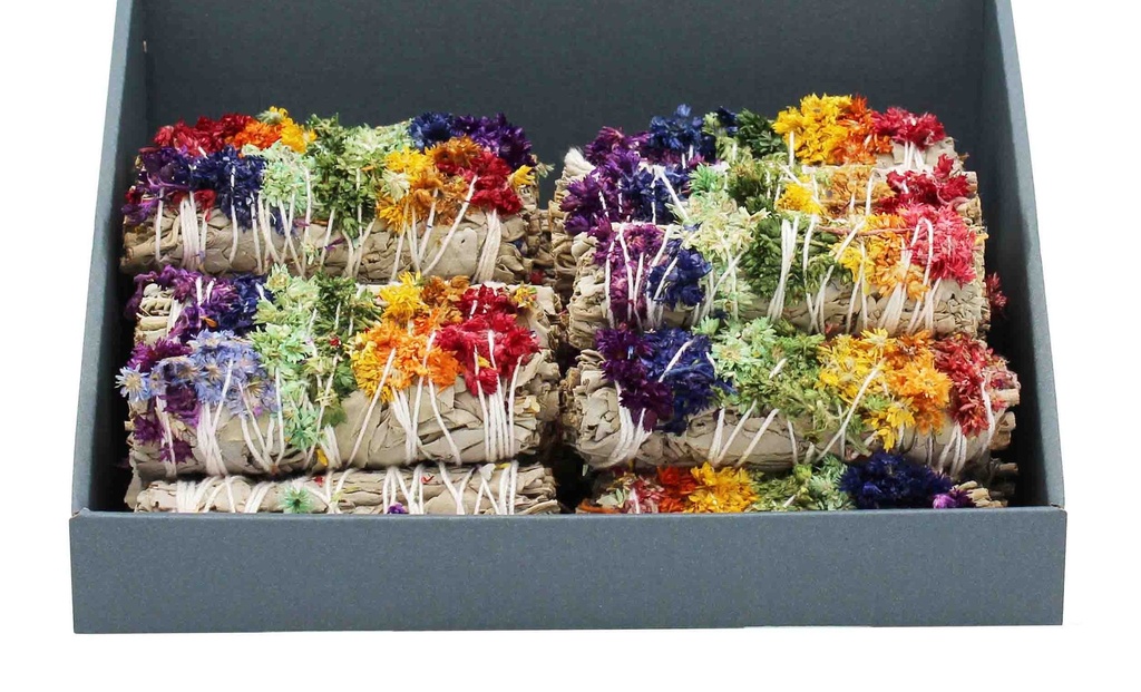 Weißer Salbei Smudge Sticks mit getrockneten Blüten in den Chakrafarben