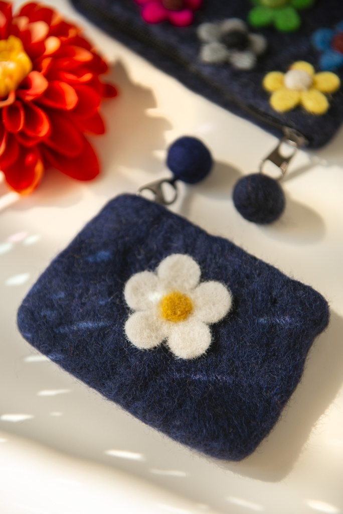 Filz-Etui 'Blüte' blau, B 11 cm, H 8 cm Aus Nepal