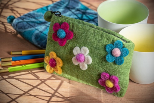 [152850] Filz-Etui 'Blumenwiese' oliv, B 16 cm, H 10 cm Aus Nepal